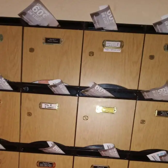 empresa de publicidad en Sant Just Desvern foto folletos en buzones de barrios de Sant Just Desvern